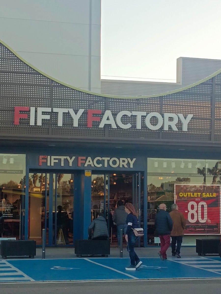 Foto de Fifty Outlet, Compras, Moda y Artesanía en Las Salinas, Chiclana