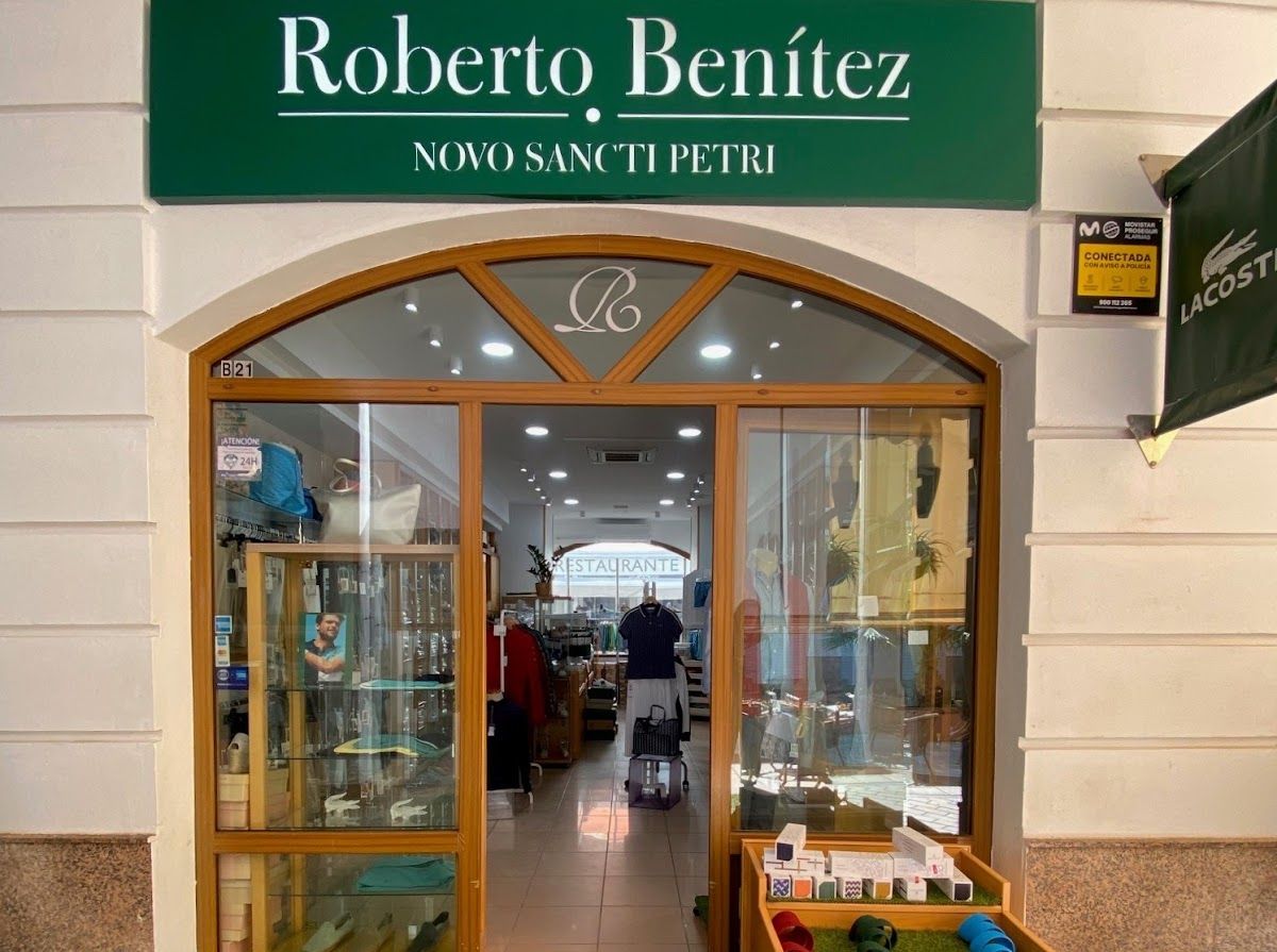 Foto de Lacoste Novo Center Roberto Benítez, Compras, Moda y Artesanía en Novo Sancti Petri, Chiclana